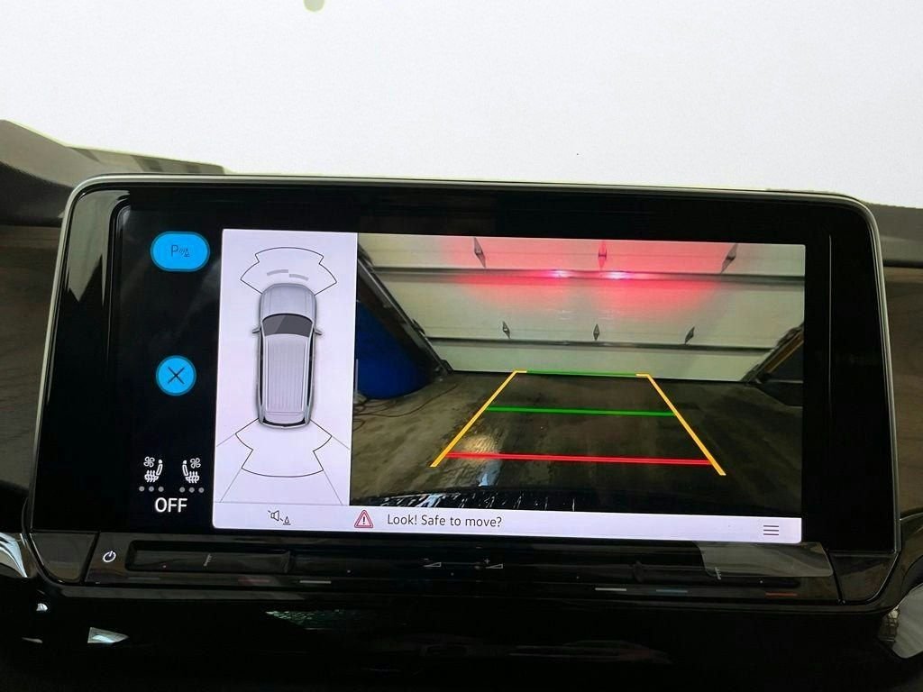 New 2026 Green Volkswagen SE w/Technology image 17