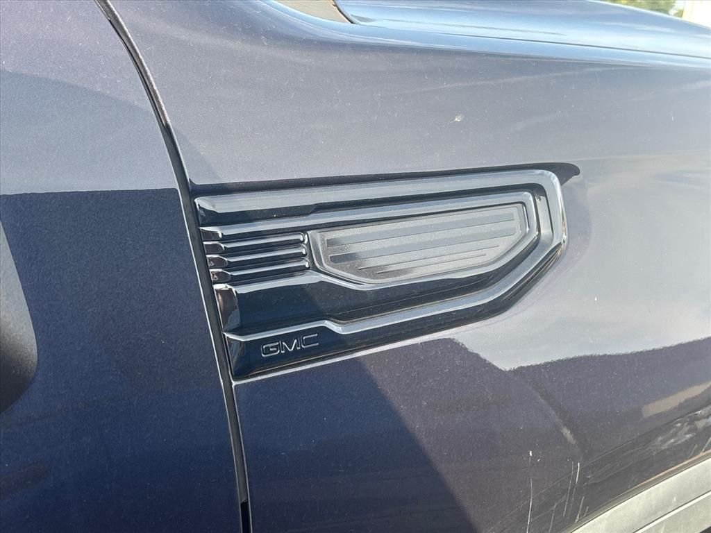Used 2022 Silver GMC Elevation image 19