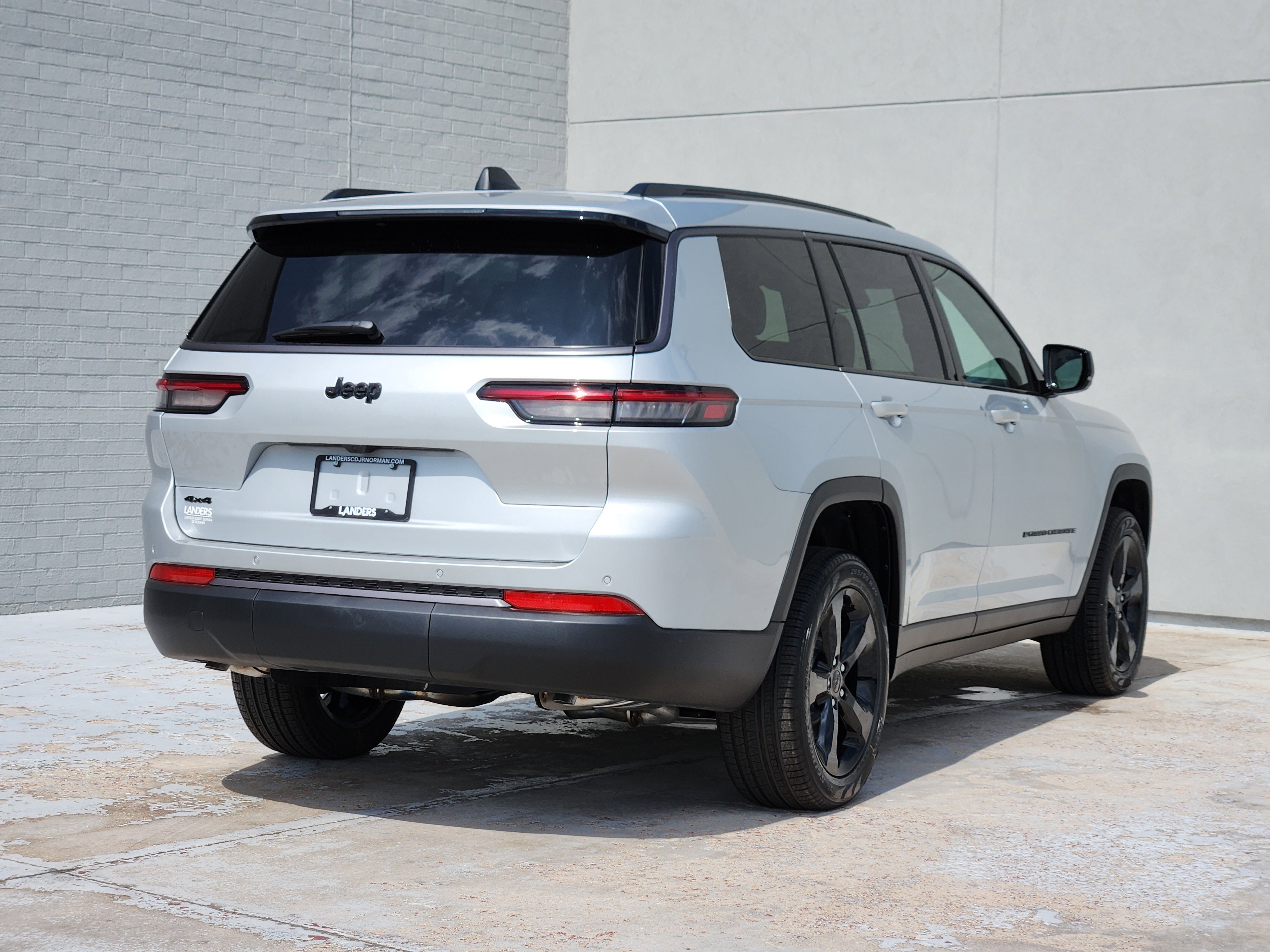 New 2026 Silver Zynith Exterior Paint Jeep Limited image 4