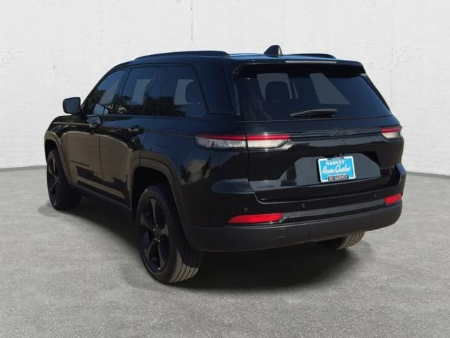 Used 2023 Diamond Black Jeep Altitude X image 7
