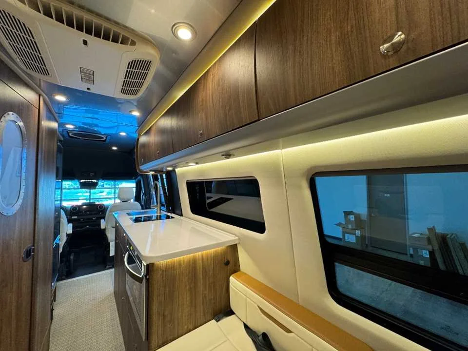 New 2027 TENORITE GREY PREMIUM METALLIC AIRSTREAM  image 36