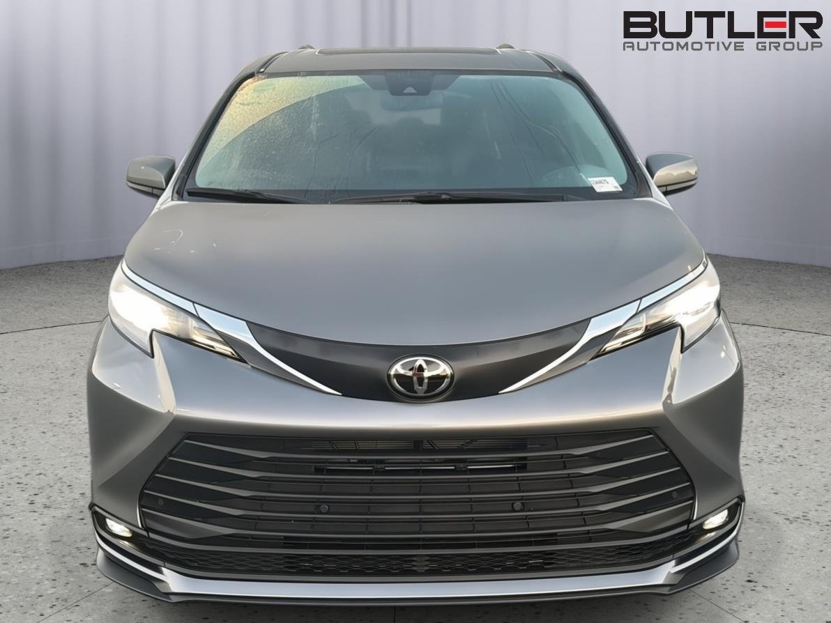 New 2026 Heavy Metal Toyota XLE 8-Passenger image 9