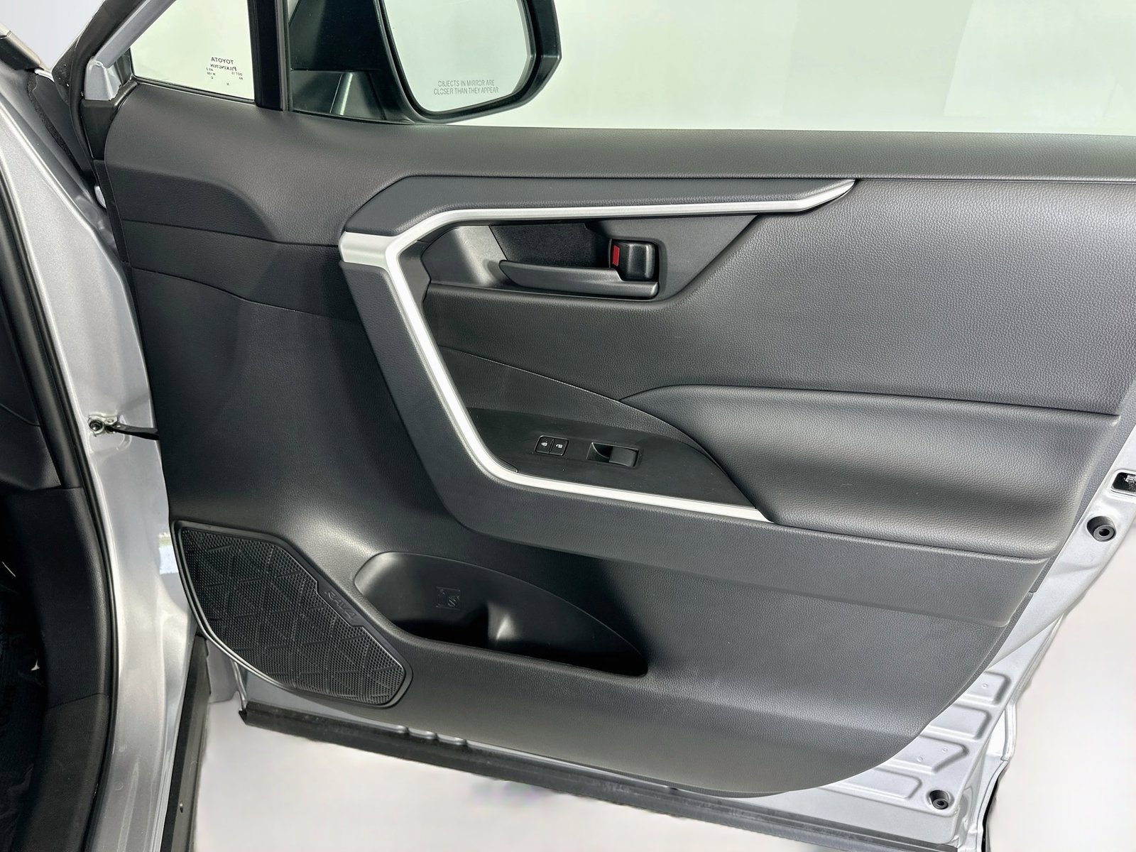 2025 Toyota RAV4 LE - Photo 32