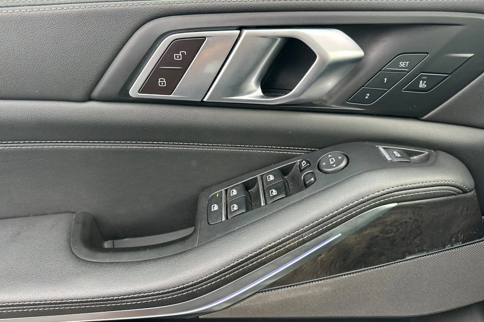 Used 2024 Skyscraper Grey Metallic BMW xDrive40i image 10