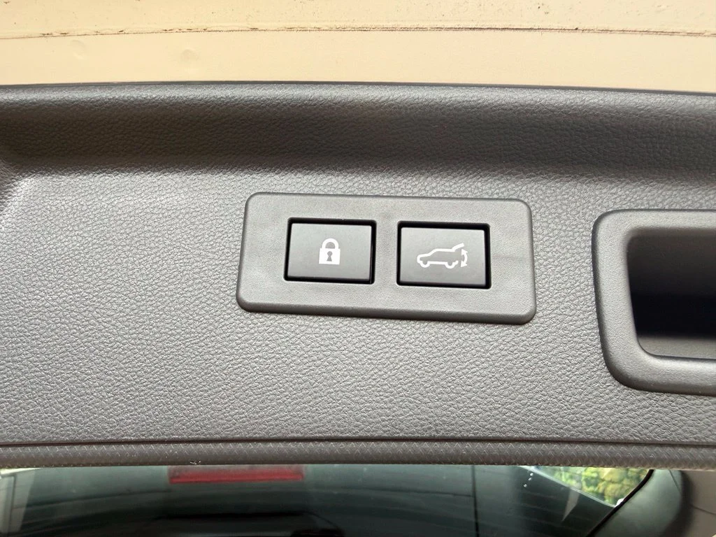 Used 2023 Crystal White Pearl Subaru Limited image 27
