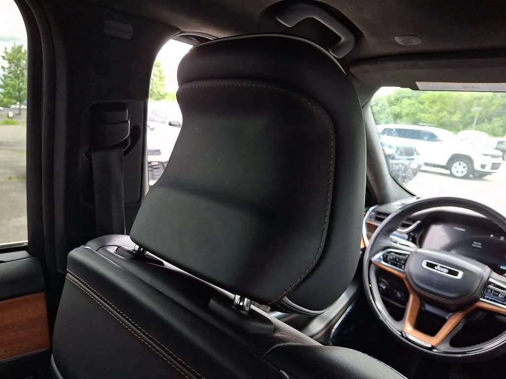 Used 2023 Diamond Black Crystal Pearlcoat Jeep Summit Reserve image 14