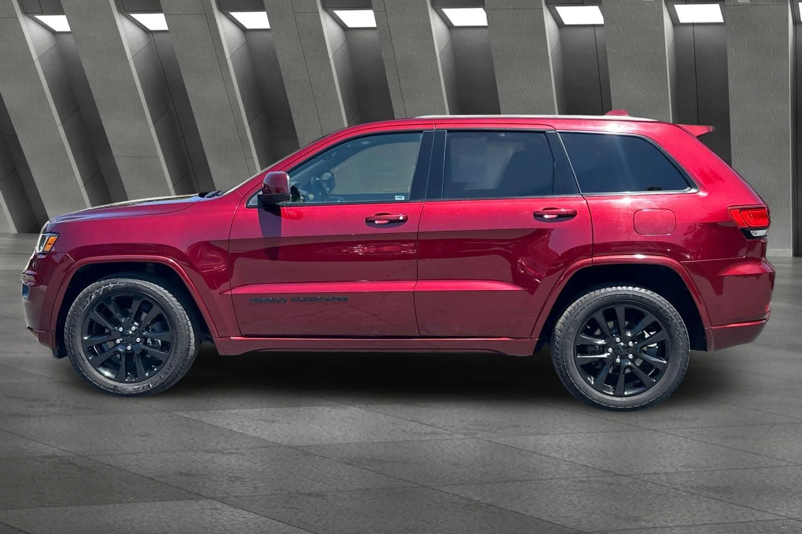 Used 2019 Red Jeep Altitude image 8