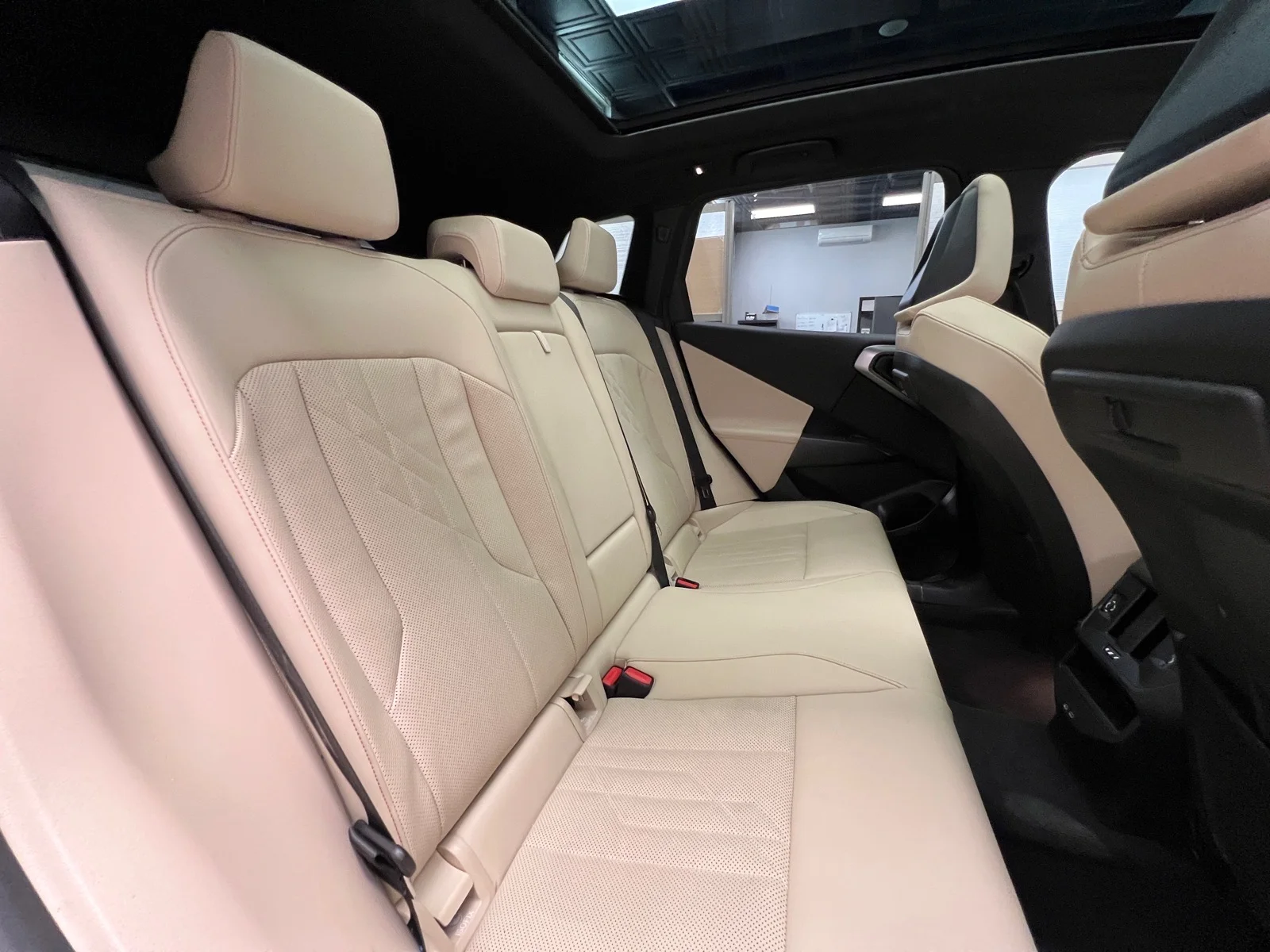 Used 2025 Black Sapphire Metallic (475) BMW 30 xDrive image 21