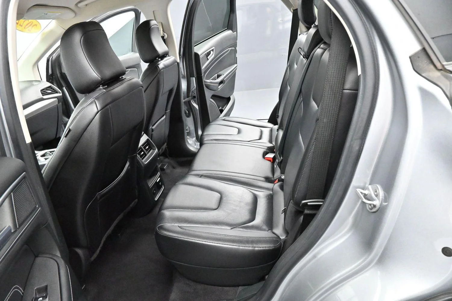 Used 2022 Iconic Silver Ford Titanium image 32