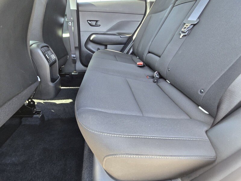 Used 2025 White HYUNDAI SEL FWD image 12