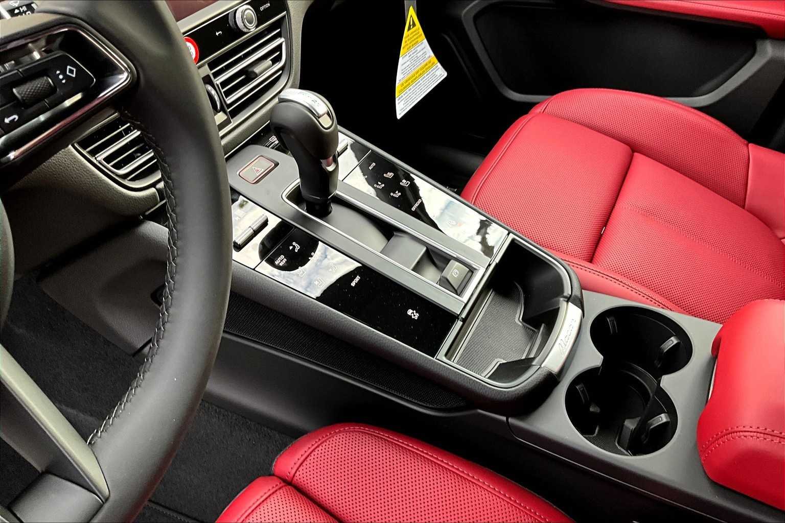 2026 Porsche Macan - Photo 17