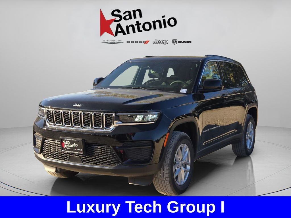 New 2025 Diamond Black Crystal Pearl-Coat Exterior Paint Jeep Laredo X image 4