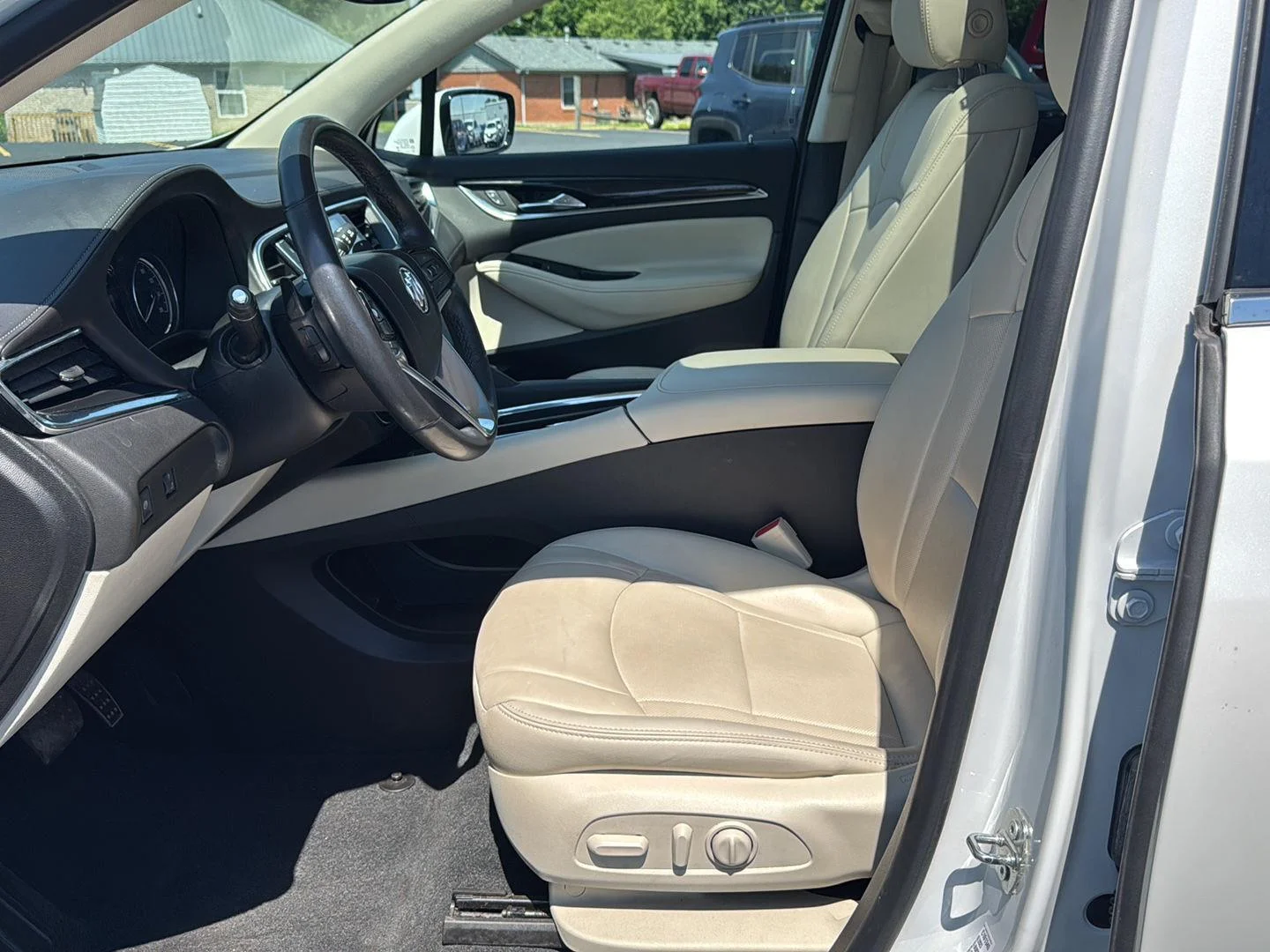 Used 2023 White Frost Tricoat Buick Essence image 11