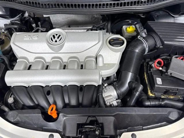 Used 2009 Silver Volkswagen 2.5L image 9