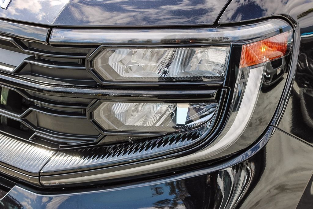 Used 2025 Black Metallic Ford Active image 5