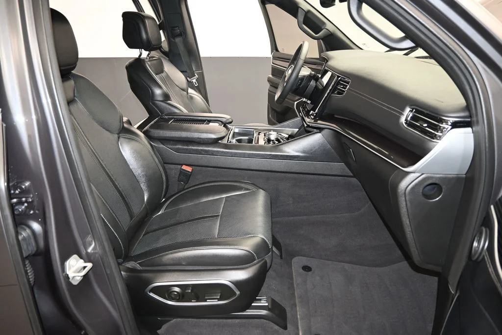 Used 2024 Gray Jeep Base image 29