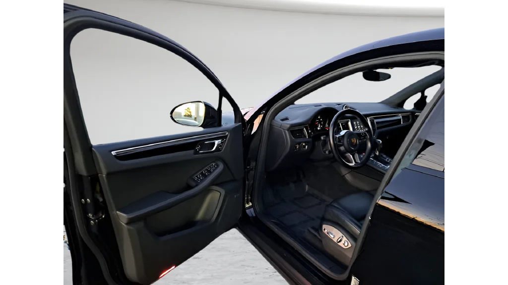 Used 2018  Porsche Base image 9