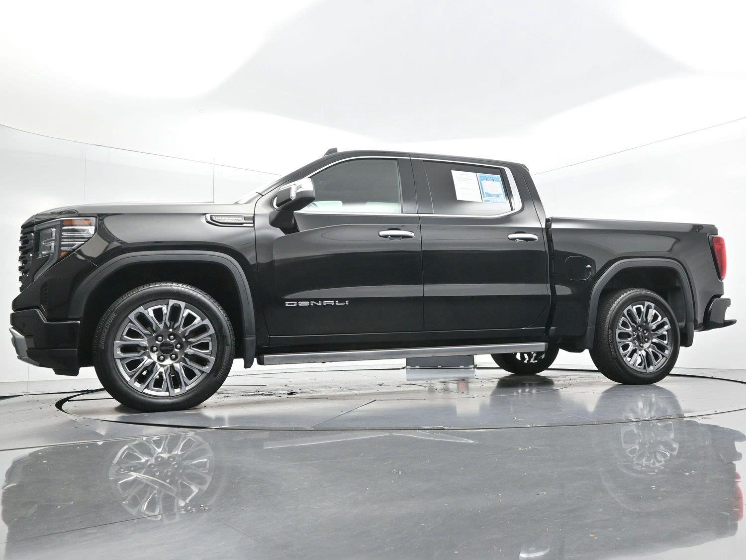 Used 2025 Onyx Black GMC Denali Ultimate image 51