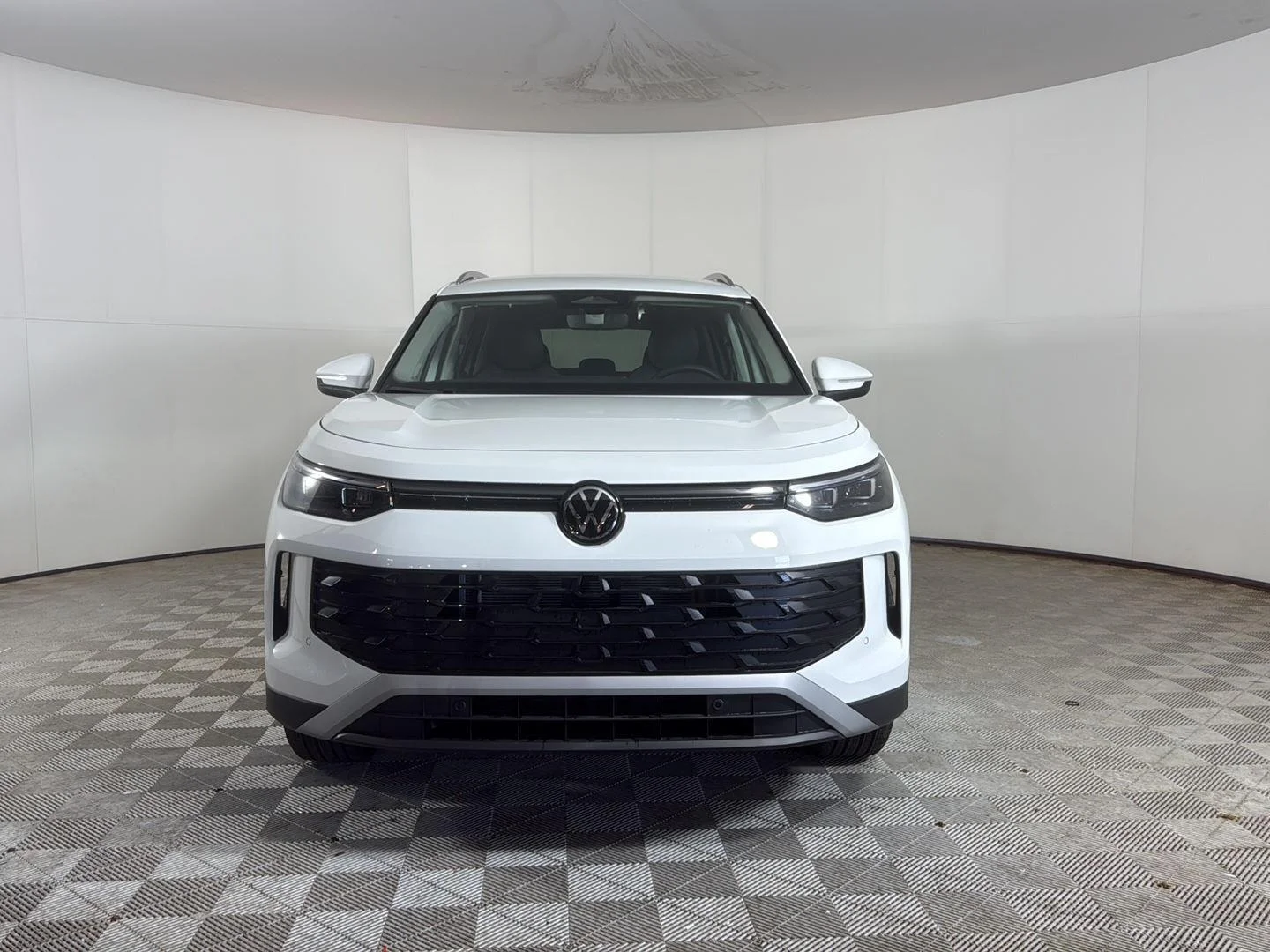 New 2026 pure white Volkswagen SE image 10