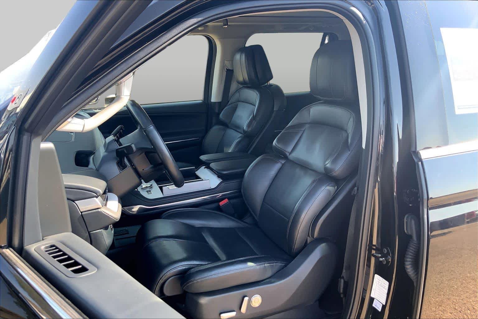 Used 2025 Infinite Black Metallic Clearcoat Lincoln Reserve image 8