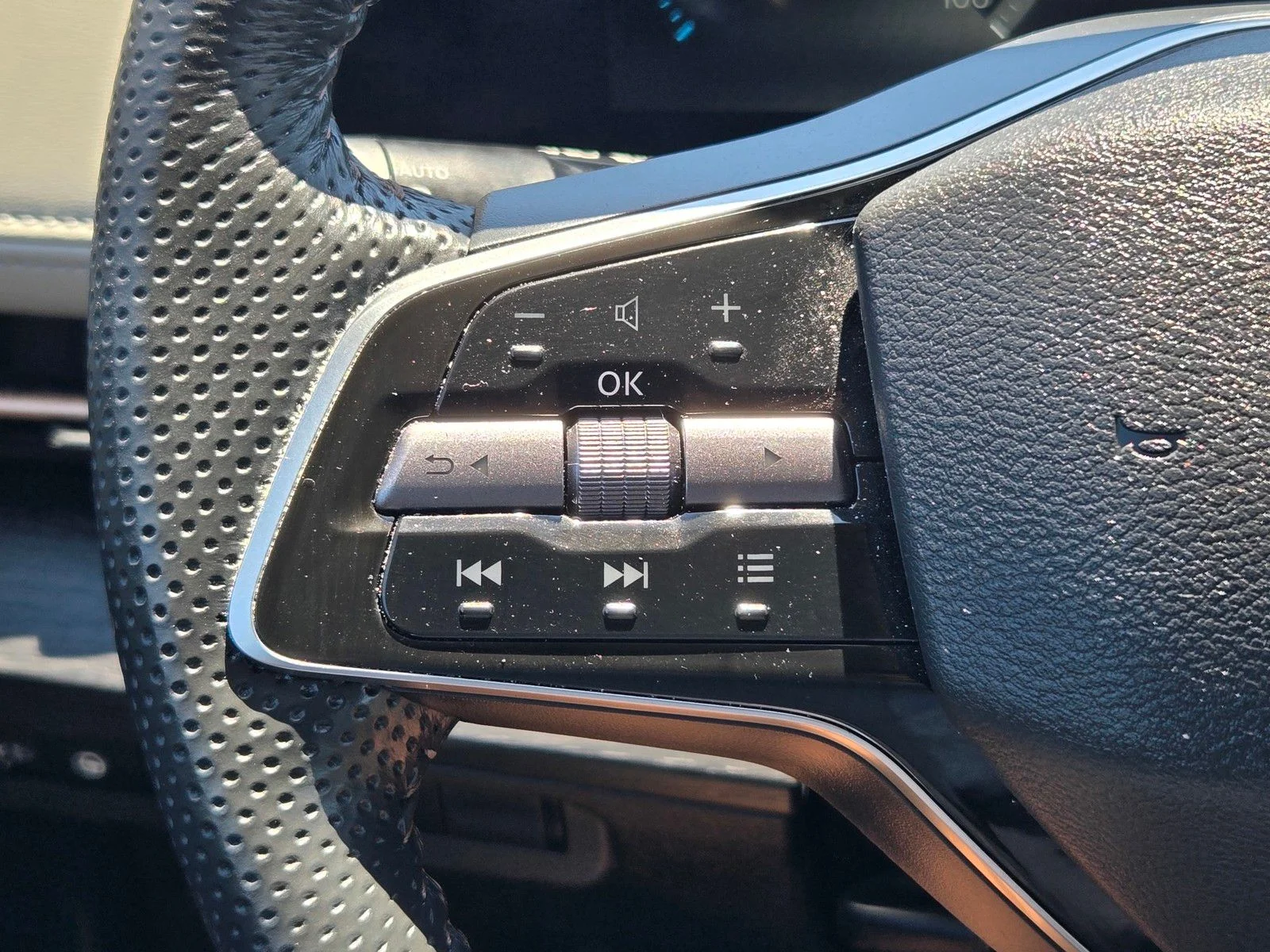 Used 2025 Deep Ocean Blue Pearl/Black Diamond Pearl Nissan ENGAGE image 32