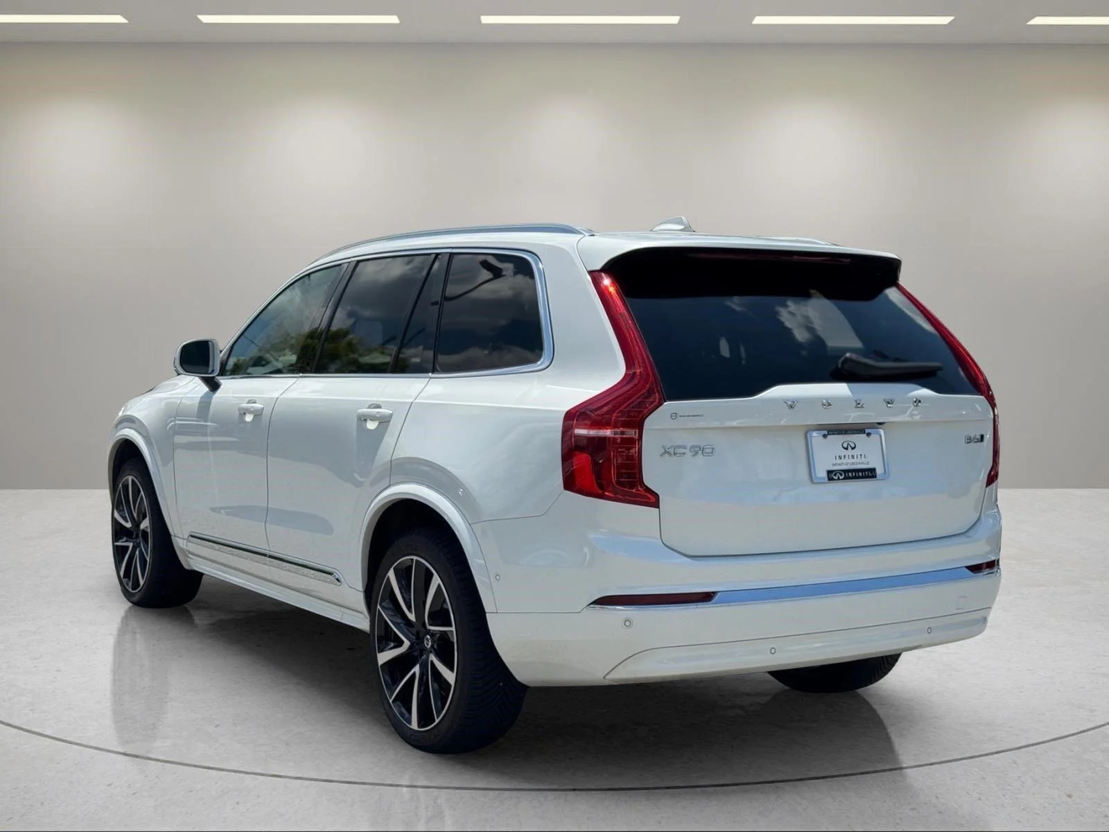Used 2024 Crystal White Metallic Volvo Ultimate Bright Theme image 3