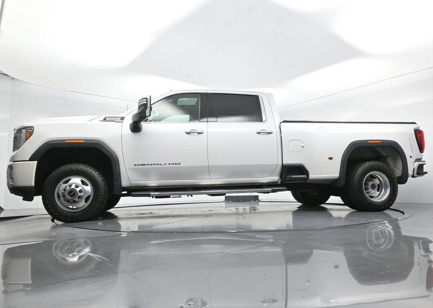 Used 2022 White Frost Tricoat GMC Denali image 49