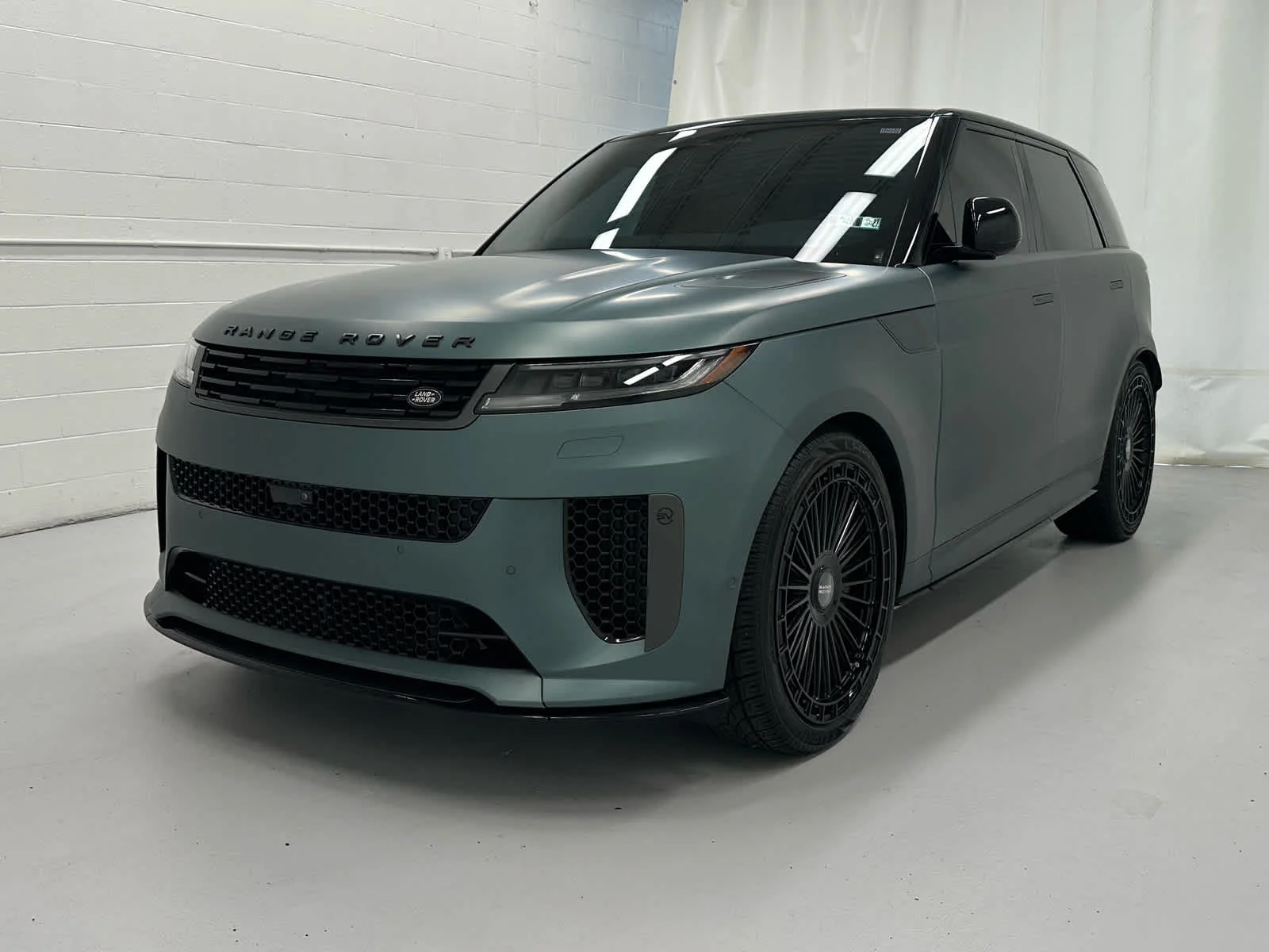 Used 2025 SV BESPOKE MATTE GREEN Land Rover SV Edition Two image 4