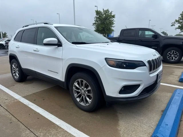 Used 2019 White Jeep Latitude Plus image 3