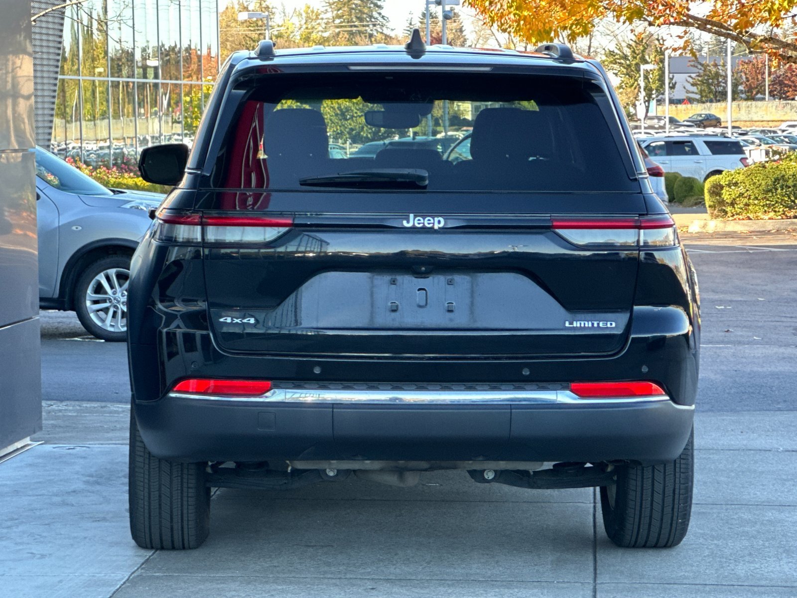 Used 2023 Diamond Black Crystal Pearlcoat Jeep Limited image 5