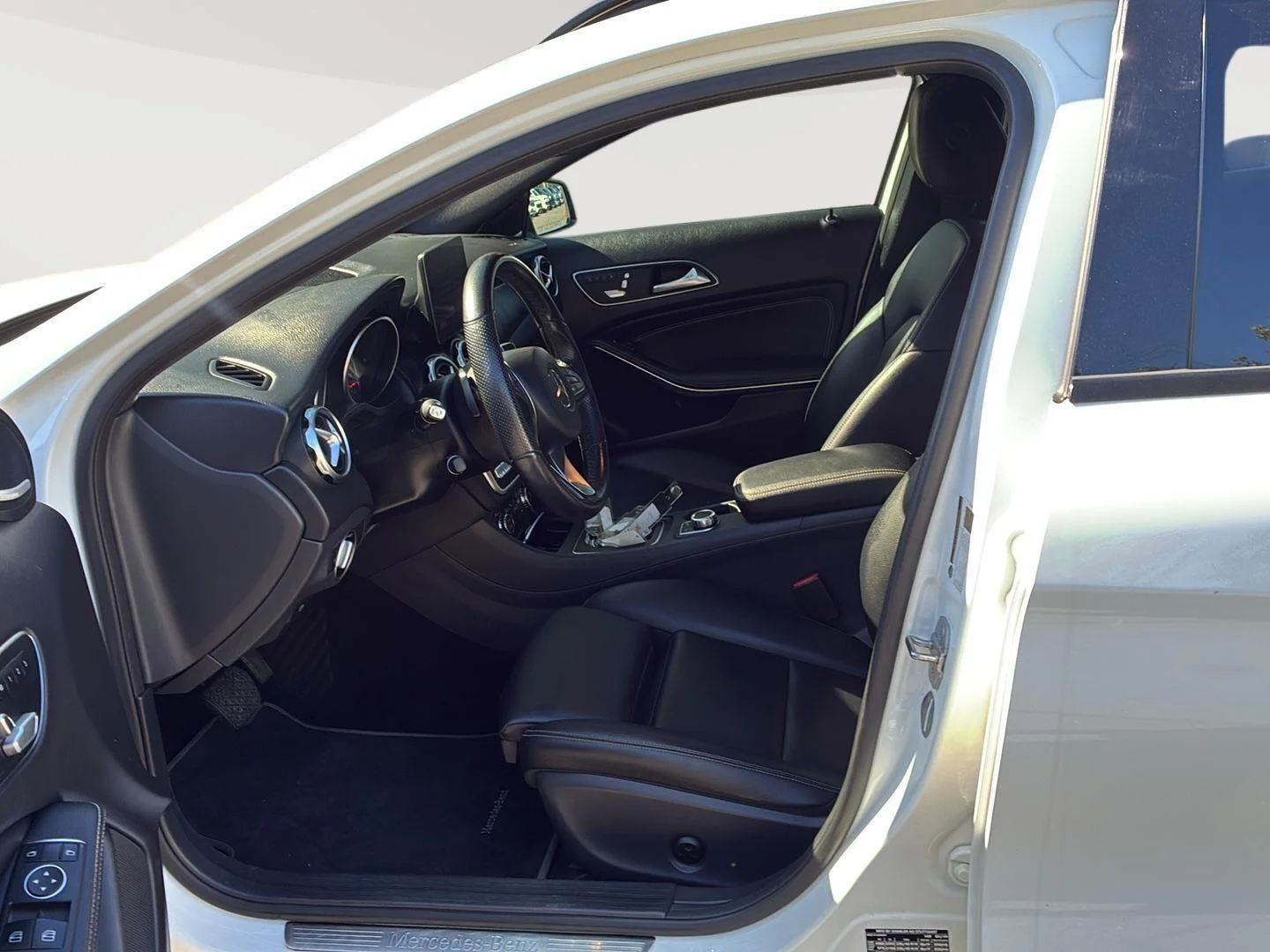 Used 2019 Polar White Mercedes-Benz GLA 250 image 29