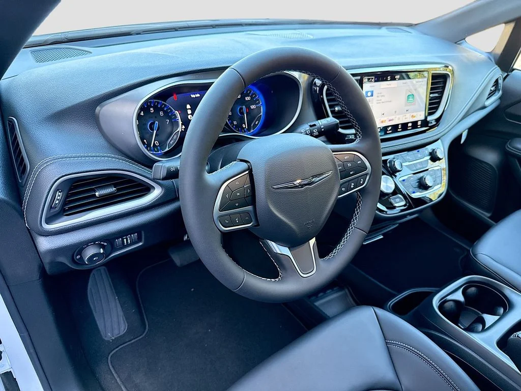 New 2026 Bright White Clearcoat Chrysler Select image 15