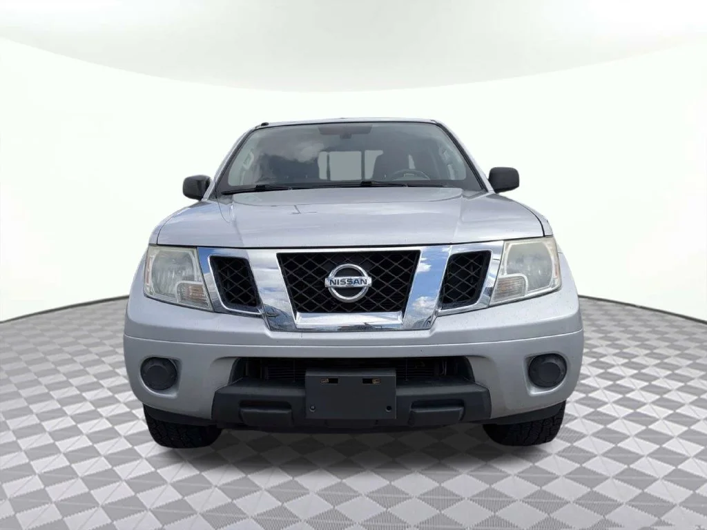 Used 2016 Silver Nissan SV image 8