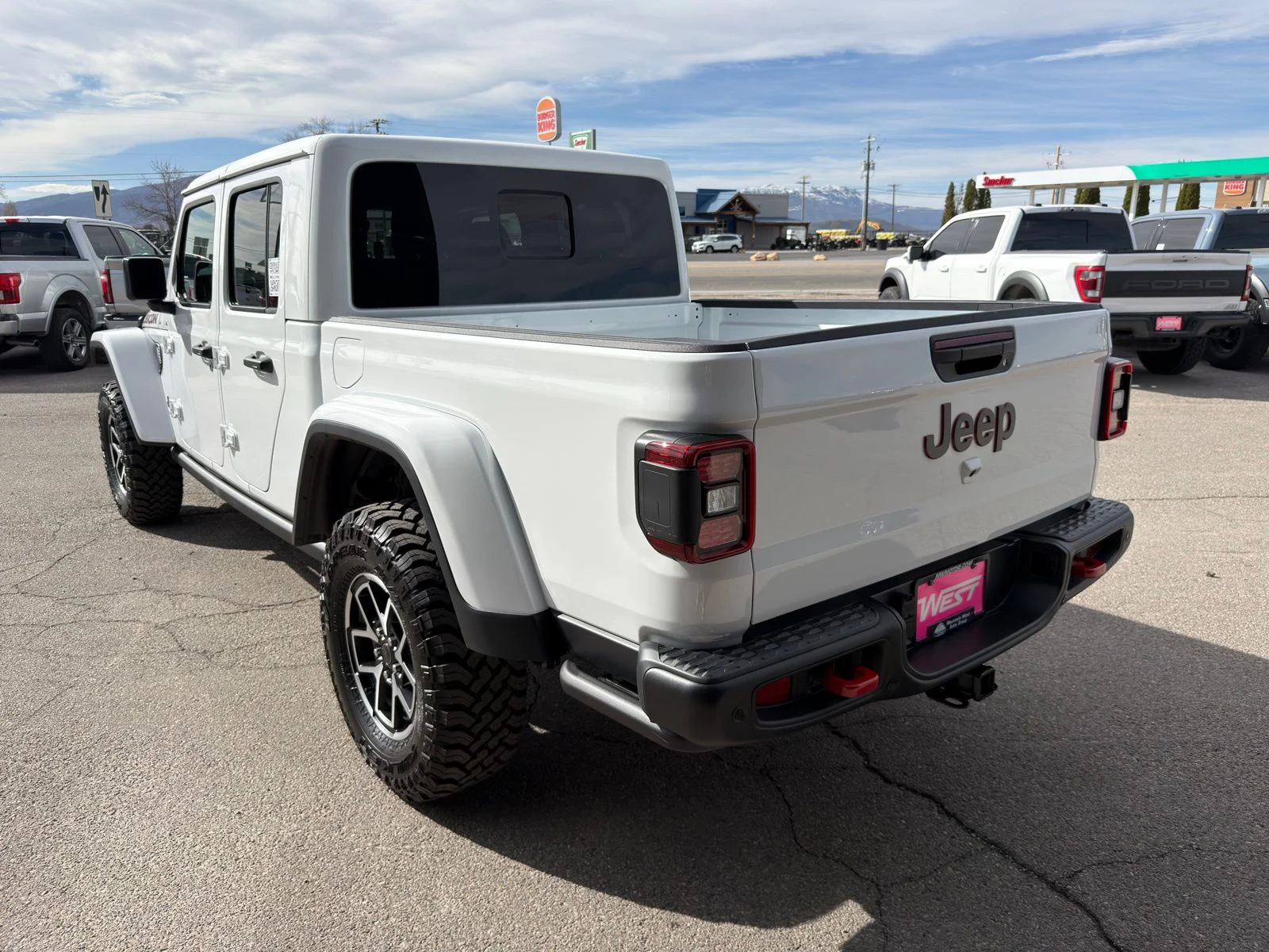 New 2026 Bright White Clear-Coat Exterior Paint Jeep Rubicon X image 10