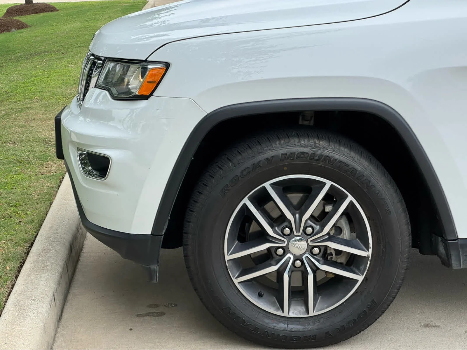 Used 2018 Bright White Clearcoat Jeep Limited image 10