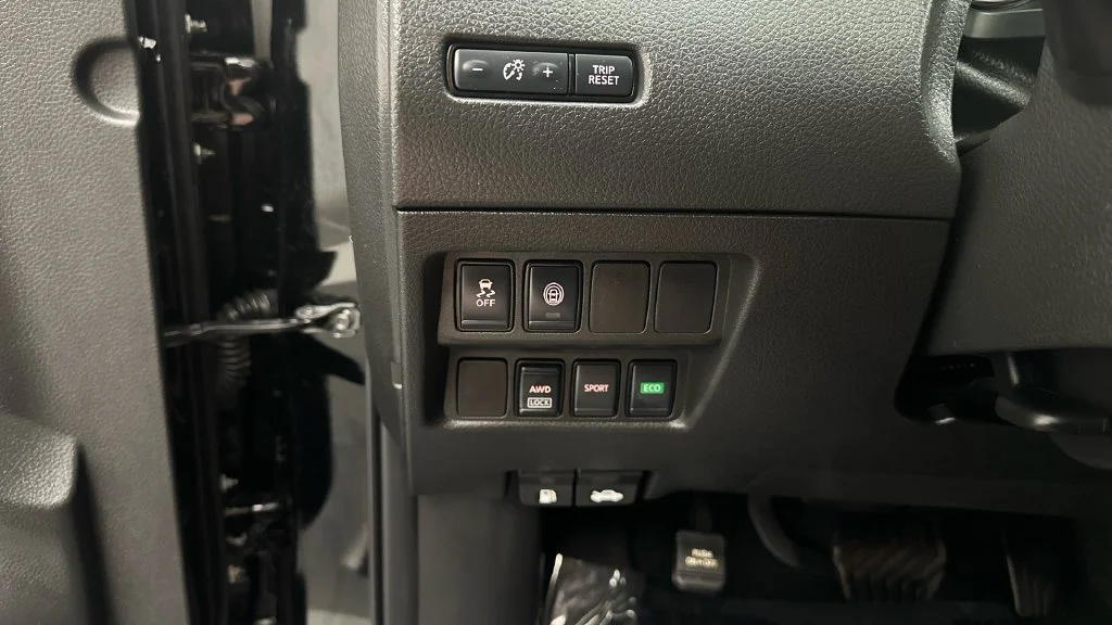 Used 2022 Black Nissan S image 27