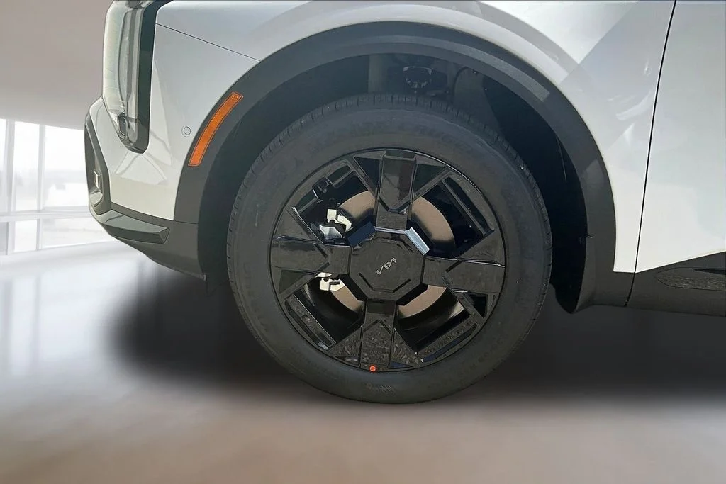 New 2027 Glacial White Pearl / Black Ro Kia X-Line image 13