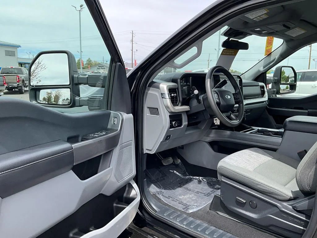 Used 2025 Agate Black Metallic Ford XLT image 17