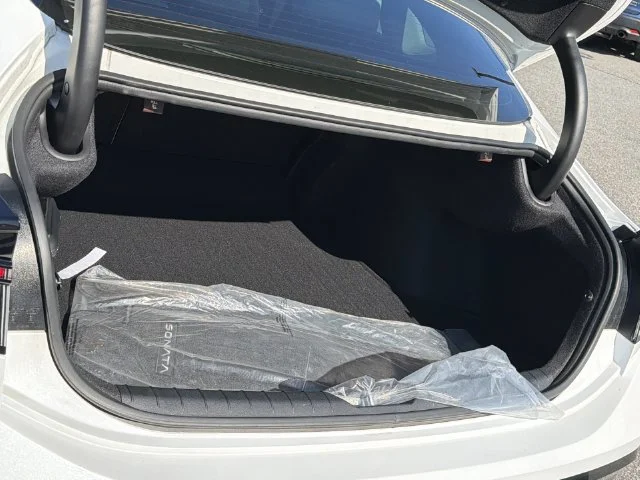 Used 2025 White Hyundai SEL image 38
