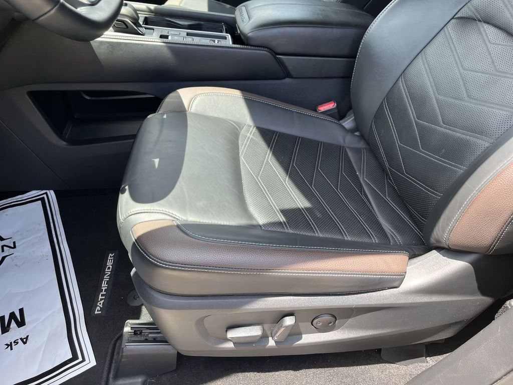 Used 2025 Gray Nissan Platinum image 14