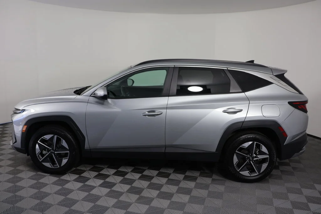 Used 2025 Shimmering Silver Hyundai SEL image 5