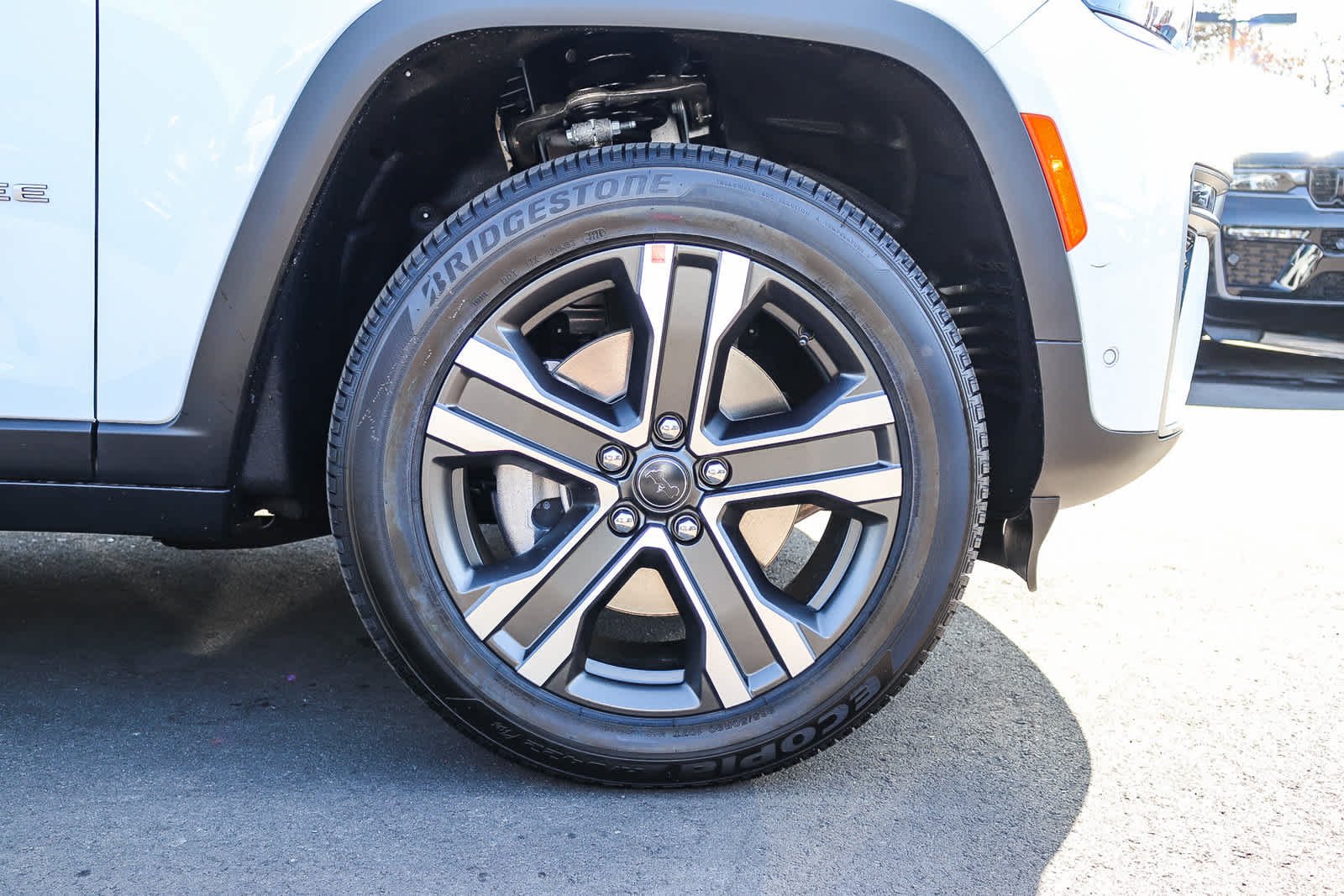 New 2027 Bright White Clear-Coat Paint Jeep Limited image 10