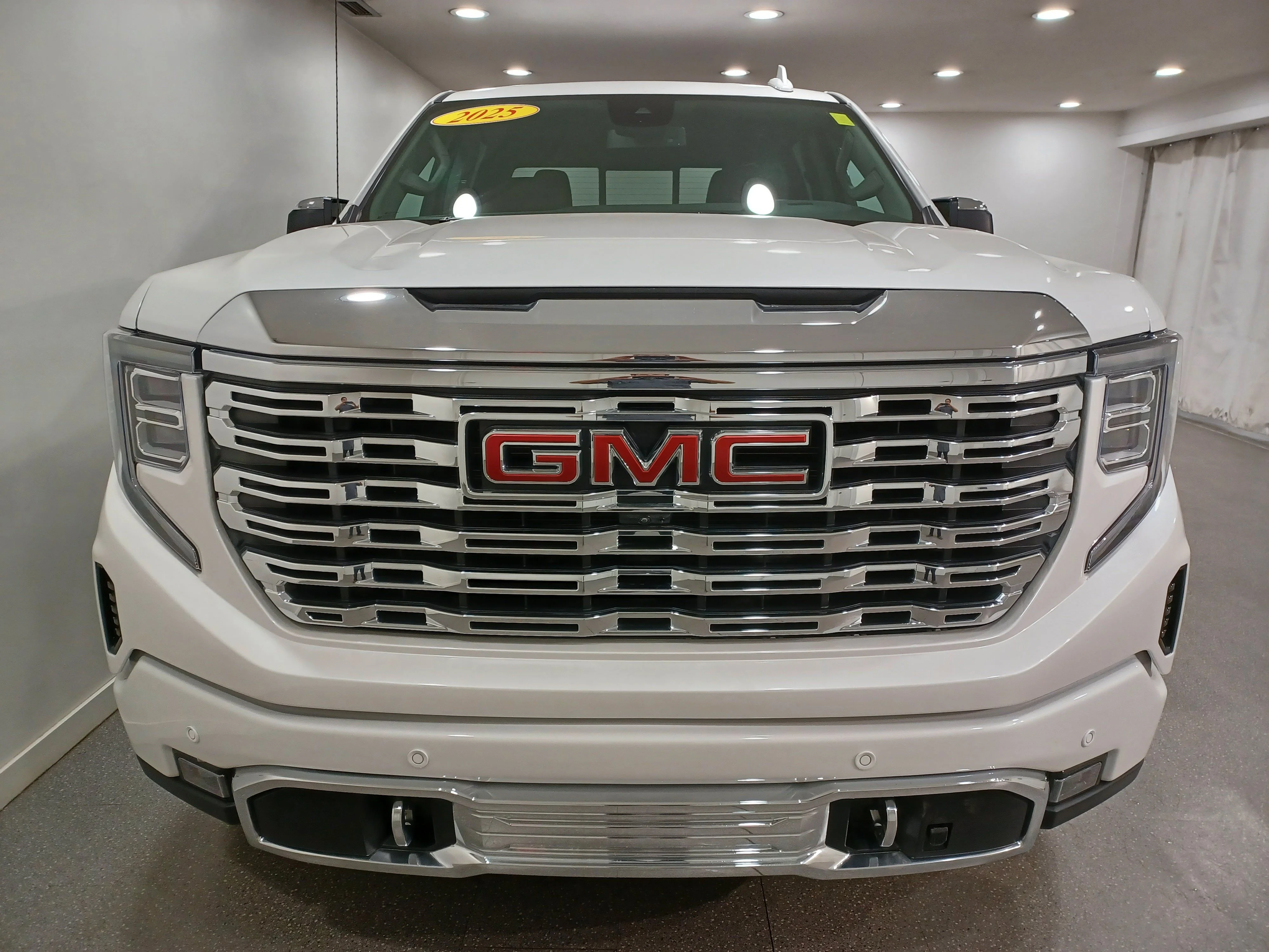 Used 2025 White Frost Tricoat GMC Denali 4WD*6.2L V8 | Adaptive Cruise | Remote Start | Nav | 360 Cam | Cooled Leather | Sunroof image 3