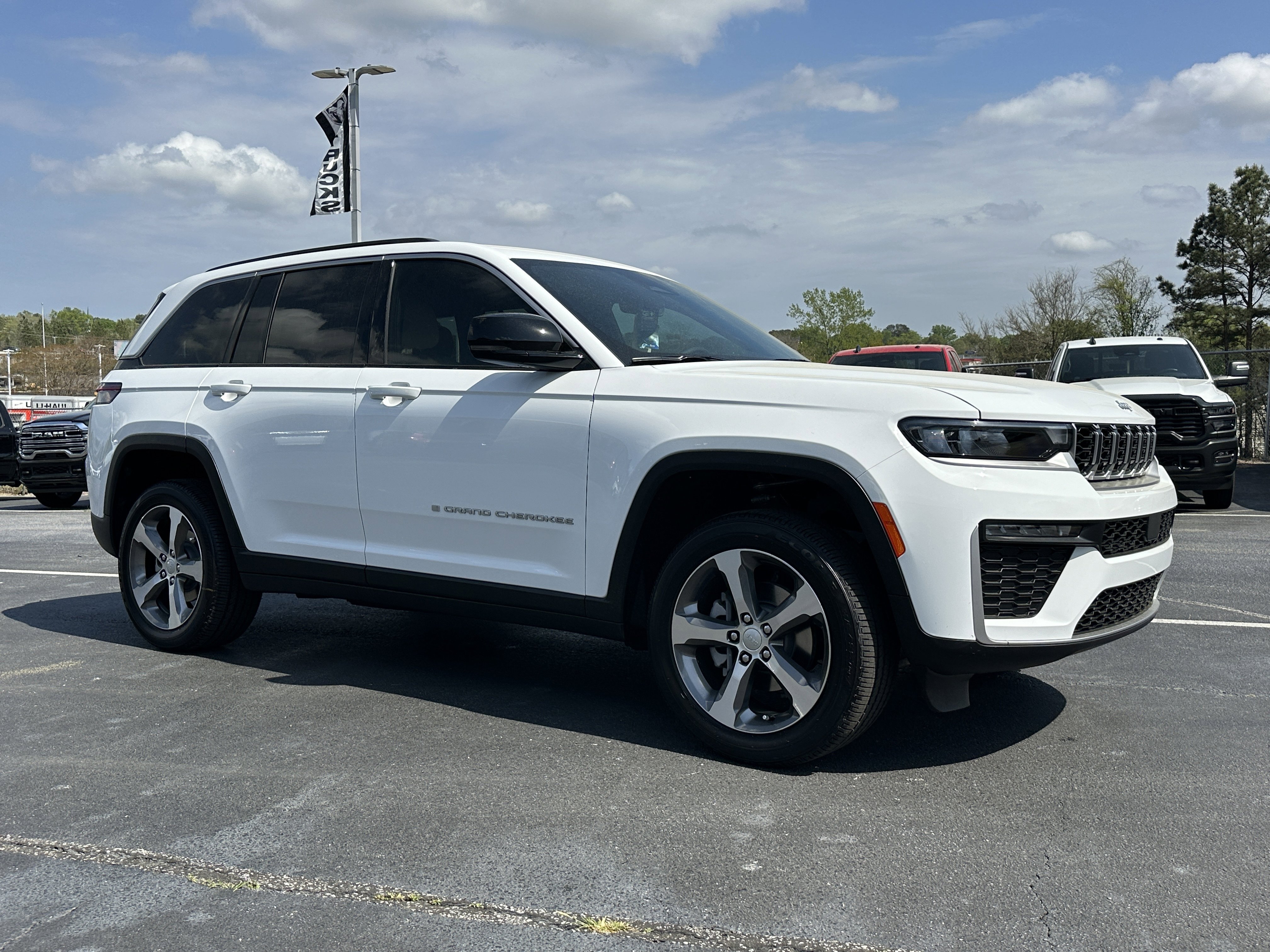 New 2026 Bright White Clear-Coat Exterior Paint Jeep Limited image 2