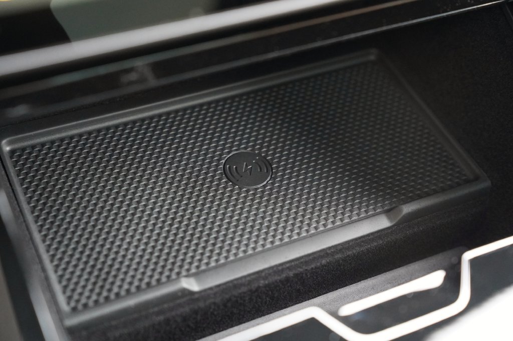 New 2027 Santorini Black Land Rover SE image 26