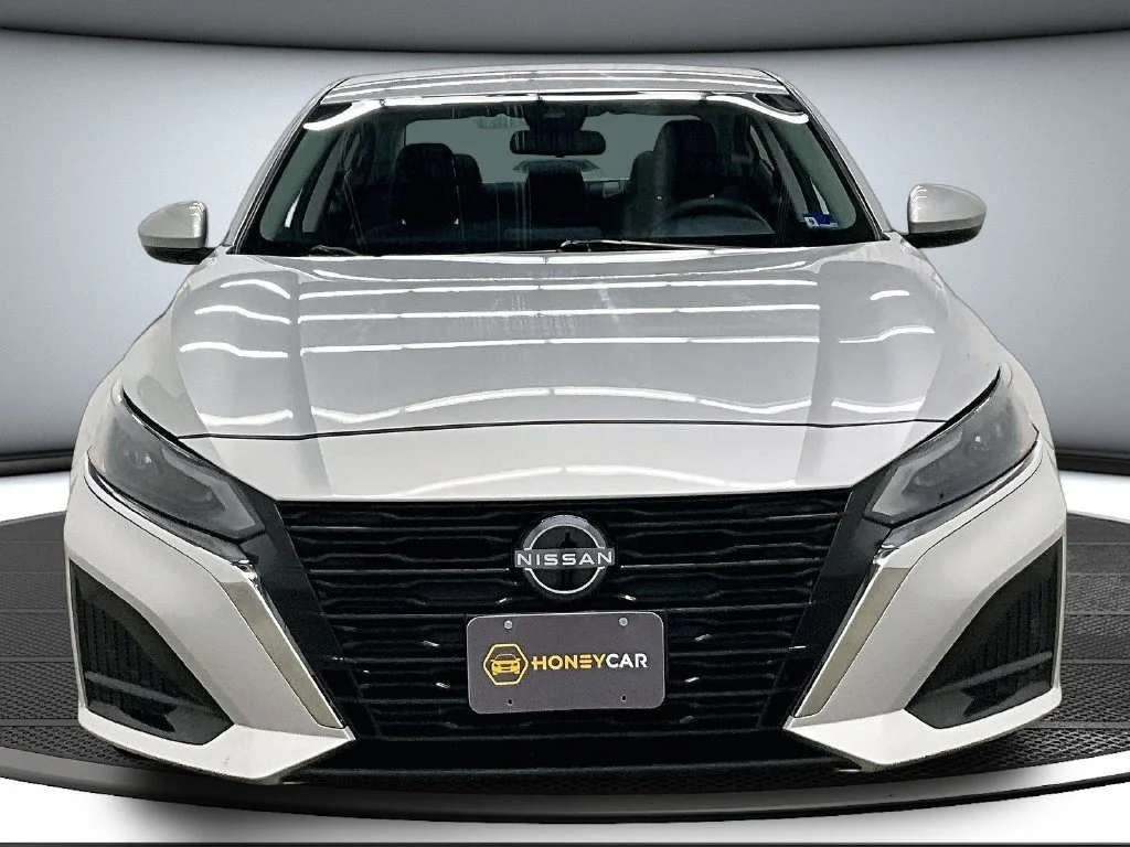 Used 2023 Silver Nissan 2.5 SV image 2