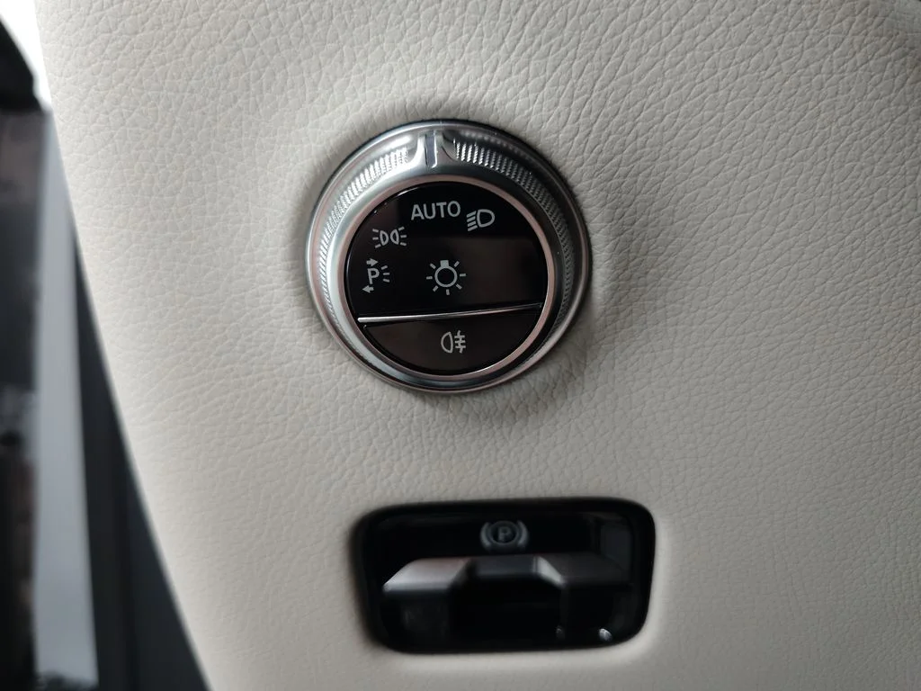 Certified Used 2026  Mercedes-Benz GLC 300 image 9