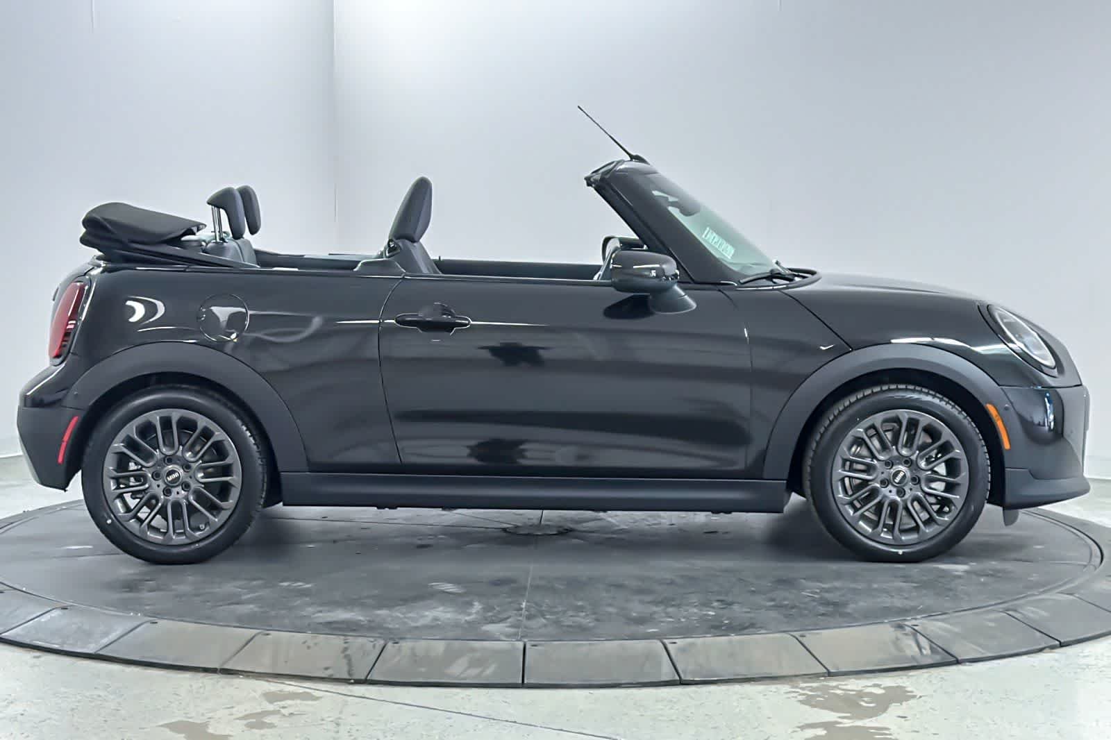 New 2026 Midnight Black II Metallic MINI Signature Plus image 8