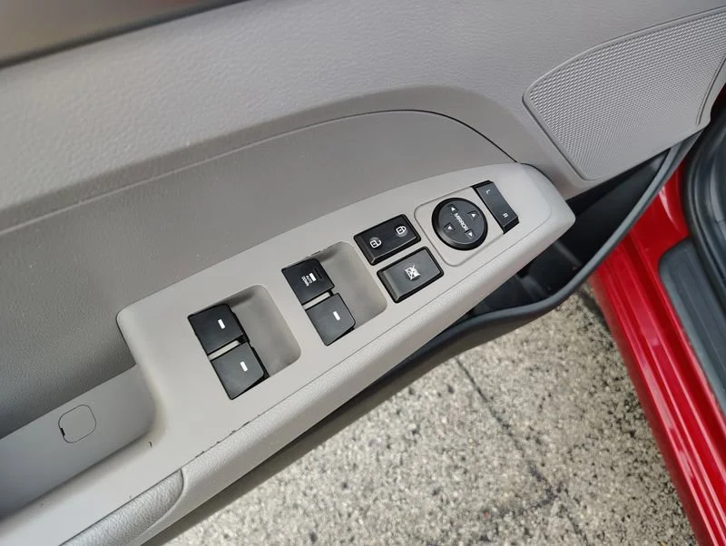 Used 2020 Red Hyundai SE image 14
