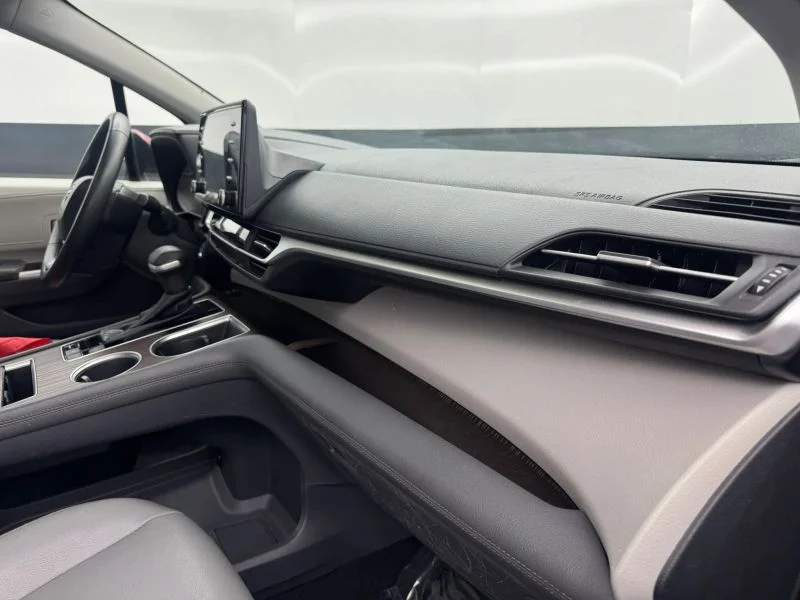 Used 2023  Toyota XLE Minivan 4D image 34